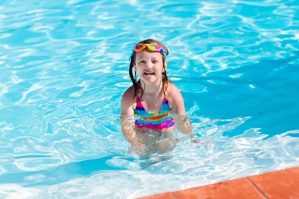 Criança aprendendo a nadar na piscina — Fotografia de Stock