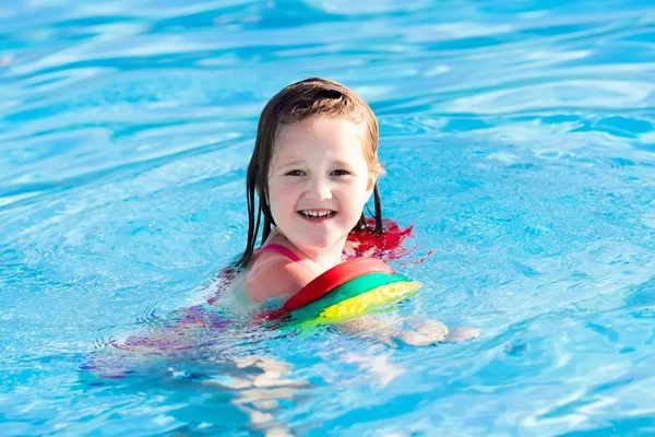 Little child in swimming pool — Stock Photo, Image