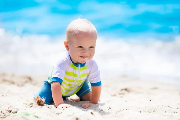 Baby pojke på tropical beach — Stockfoto