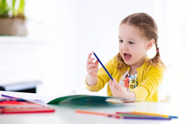 Kinderen lezen, schrijven en schilderen. Kind huiswerk. — Stockfoto