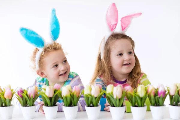 Dzieci z bunny uszy na Easter egg hunt — Zdjęcie stockowe