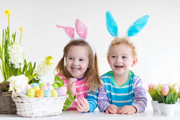 Çocuklarla tavşan kulaklara Paskalya yortusu yumurta avlamak — Stok fotoğraf