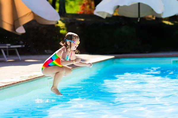 Bambina che salta in piscina — Foto Stock