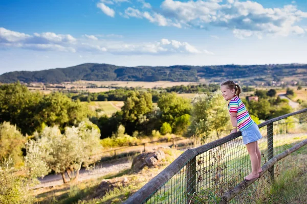 Meisje kijken landschap in Italië — Stockfoto