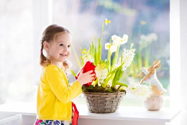 Kleines Mädchen beim Gießen von Frühlingsblumen — Stockfoto