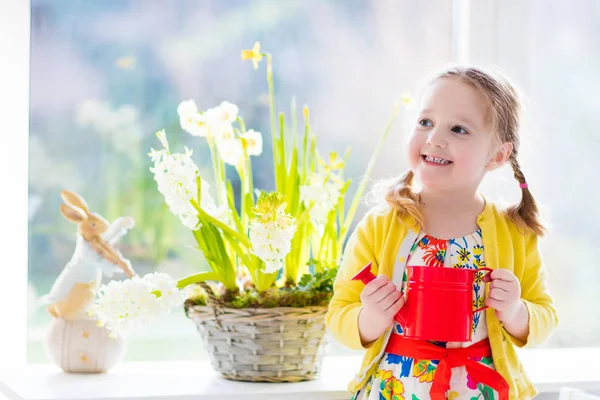 Μικρό κορίτσι ποτίσματος Ανοιξιάτικα λουλούδια — Φωτογραφία Αρχείου