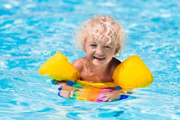 Liten pojke i poolen — Stockfoto