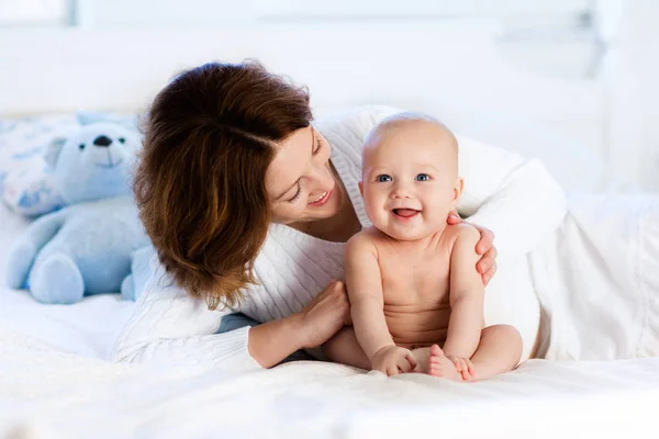 Baby and mother at home. Mom and child. — Stock Photo, Image