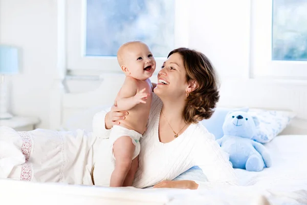 Baby and mother at home. Mom and child. — Stock Photo, Image
