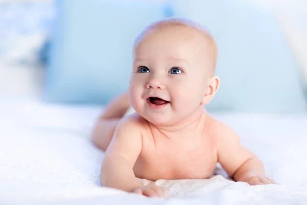 Baby in diaper in bed. Newborn at home. — Stock Photo, Image