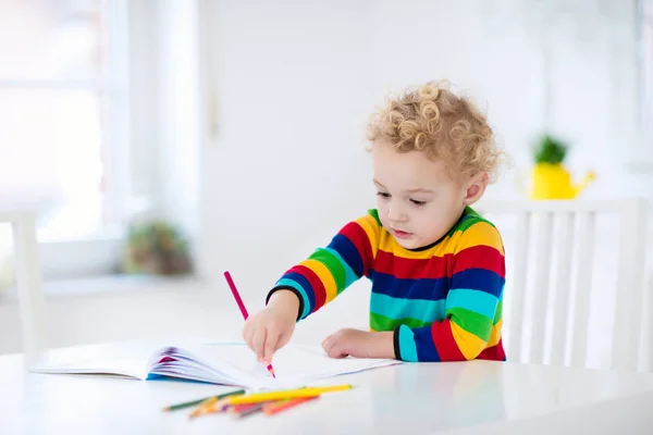 As crianças lêem, escrevem e pintam. Criança fazendo lição de casa . — Fotografia de Stock