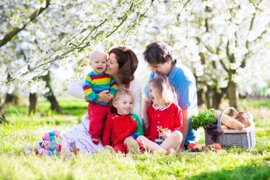Aile piknik bahar bahçe içinde çocuklar ile