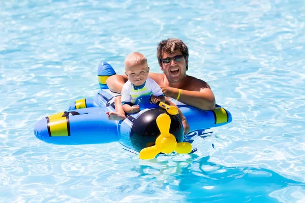 Father and baby in swimming pool — Stock Photo, Image