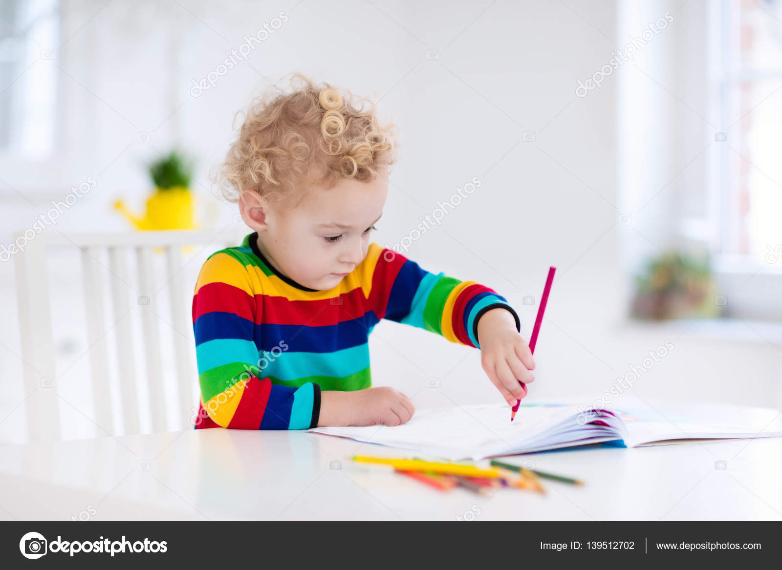 Ragazzino sveglio che fa il lavoro leggere un libro pagine da colorare scrittura e pittura Bambini dipingere Bambini disegnano Bambino in et 