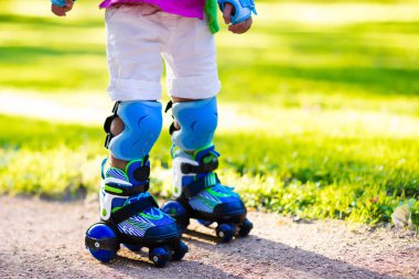 Yaz parkta çocuklar paten