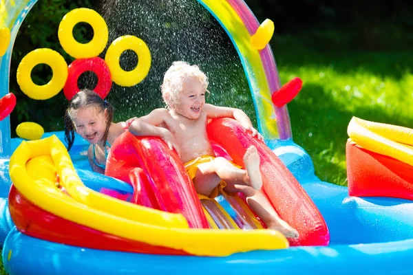 Crianças brincando na piscina inflável — Fotografia de Stock