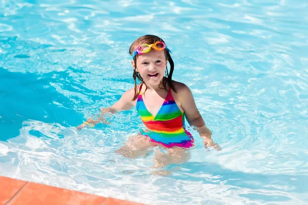 Ребёнок учится плавать в бассейне — стоковое фото
