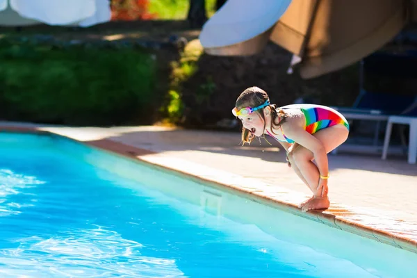 Маленькая девочка прыгает в бассейн — стоковое фото