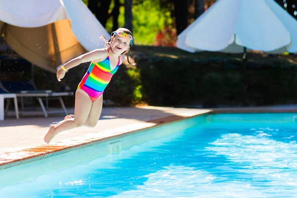 Mała dziewczynka, skoki do basenu — Zdjęcie stockowe