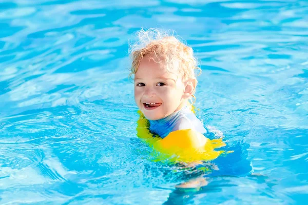 Маленький ребенок в бассейне — стоковое фото