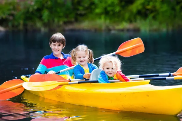 Barn kajakpaddling på en flod — Stockfoto