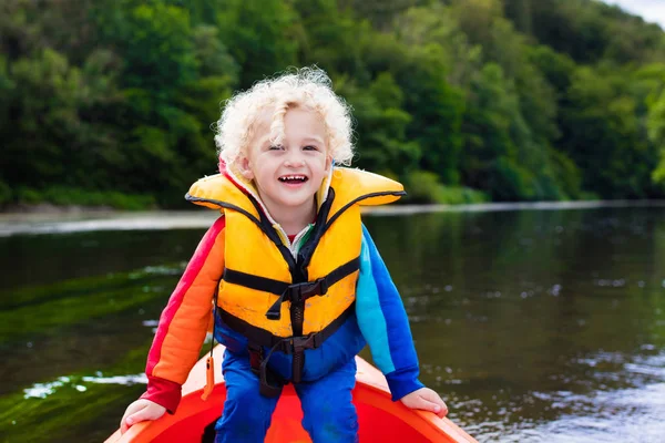 Niño en kayak —  Fotos de Stock