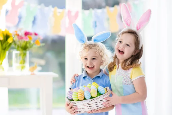 Kinderen met eieren mand op Easter egg hunt — Stockfoto