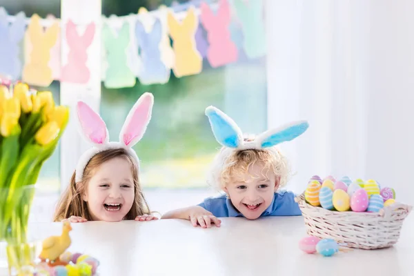 Kinderen met bunny oren op Easter egg hunt — Stockfoto