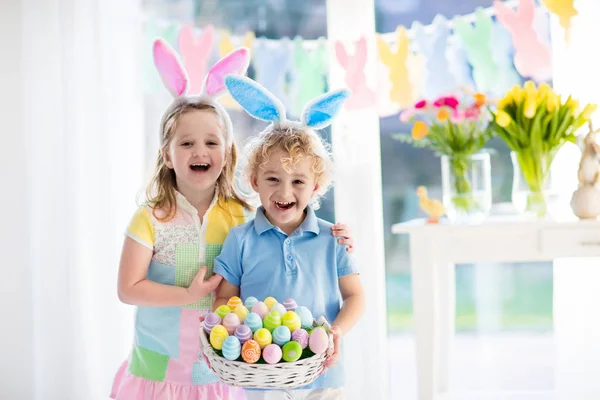 Kinderen met eieren mand op Easter egg hunt — Stockfoto