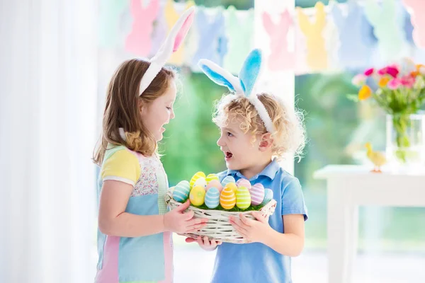 Niños con cesta de huevos en la búsqueda de huevos de Pascua — Foto de Stock