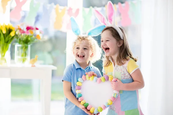Kinderen in bunny oren op Easter egg hunt — Stockfoto