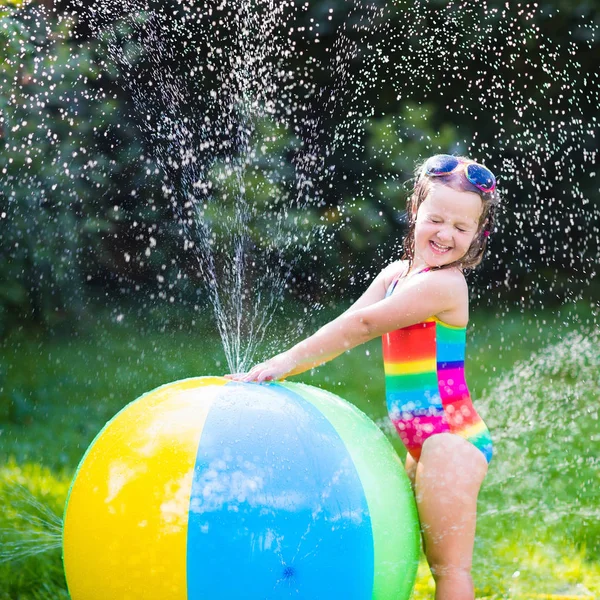 Su topu oyuncakla oynayan çocuklar — Stok fotoğraf