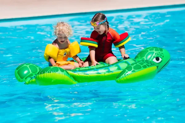 Děti v bazénu s nafukovací hračky — Stock fotografie