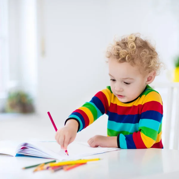 Los niños leen, escriben y pintan. Niño haciendo la tarea . — Foto de Stock