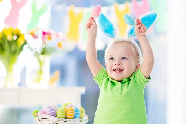 Baby met bunny oren op Easter egg hunt — Stockfoto
