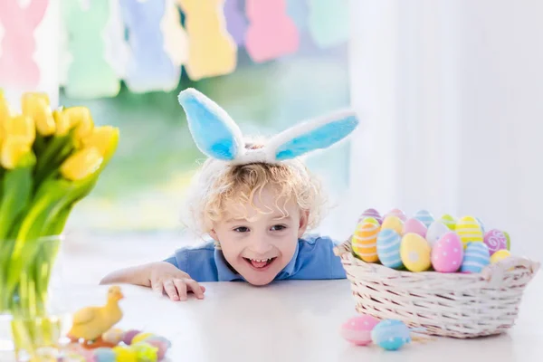 Child with bunny ears on Easter egg hunt — Stock Photo, Image