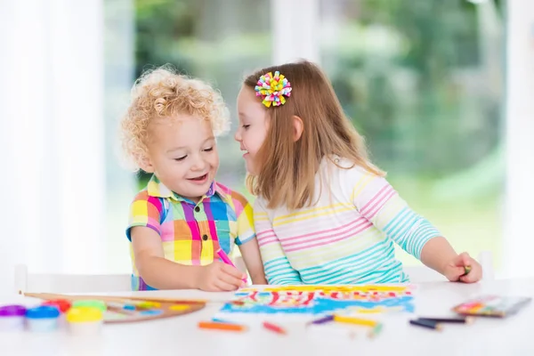 Kinderen schilderen en tekenen thuis — Stockfoto