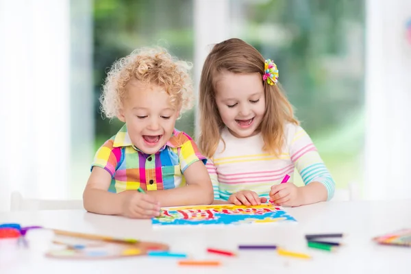Kinderen schilderen en tekenen thuis — Stockfoto
