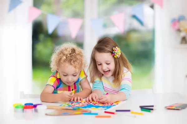Çocuklar boya ve evde çizmek — Stok fotoğraf