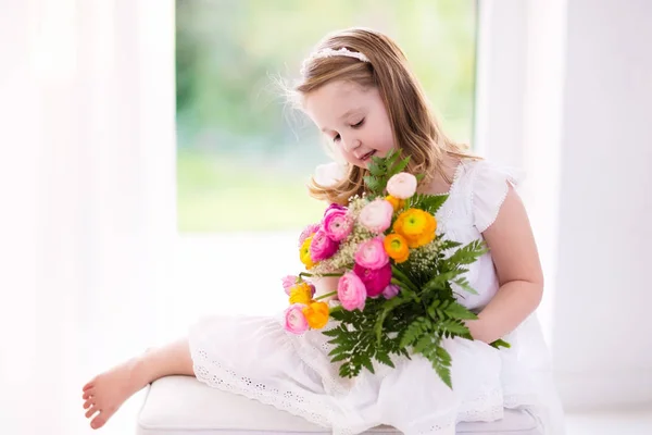 Küçük kız çiçek buketi ile — Stok fotoğraf