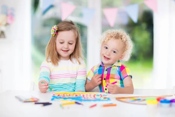 Los niños pintan y dibujan en casa — Foto de Stock