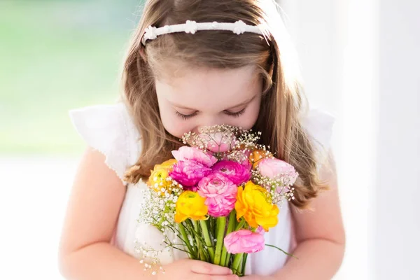 Little girl with flower bouquet — Stock Photo, Image