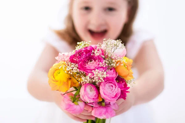 꽃 부케와 어린 소녀 — 스톡 사진