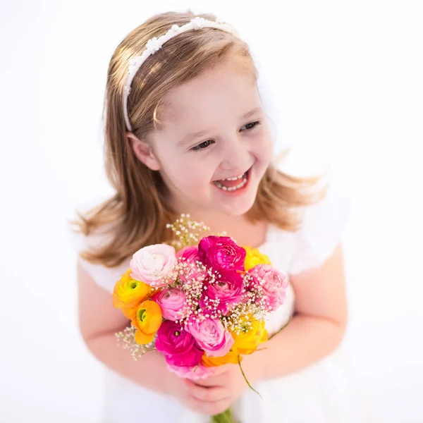 Маленькая девочка с цветочным букетом — стоковое фото