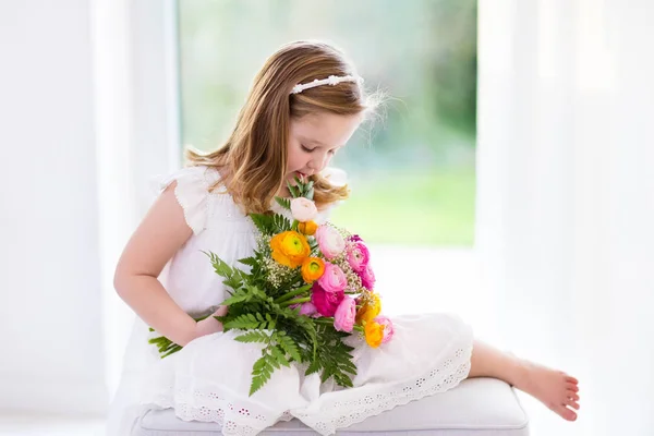 Маленькая девочка с цветочным букетом — стоковое фото