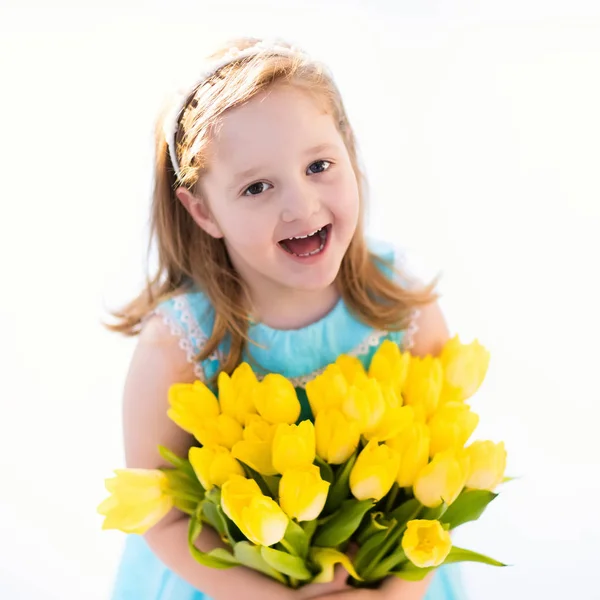 Liten flicka med blomma Tulpanbukett — Stockfoto