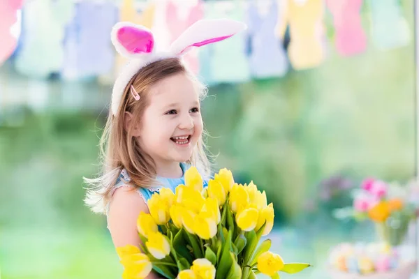 Dziewczynka w uszy królika na Easter egg hunt — Zdjęcie stockowe