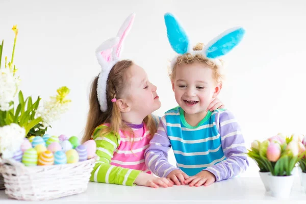 Dzieci z bunny uszy na Easter egg hunt — Zdjęcie stockowe