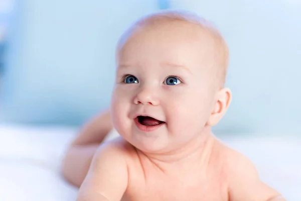 Baby in diaper in bed. Newborn at home. — Stock Photo, Image