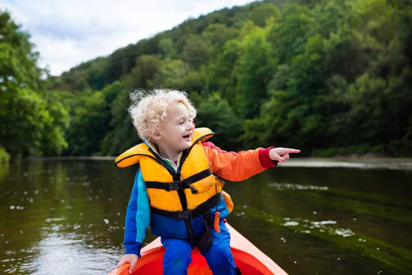 Petit garçon en kayak — Photo